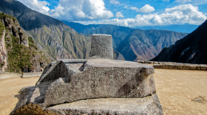 Primer plano del Intihuatana, el reloj solar inca en Machu Picchu, un sitio sagrado en la ruta de Cusco a Machu Picchu - Xplor Machu Picchu.