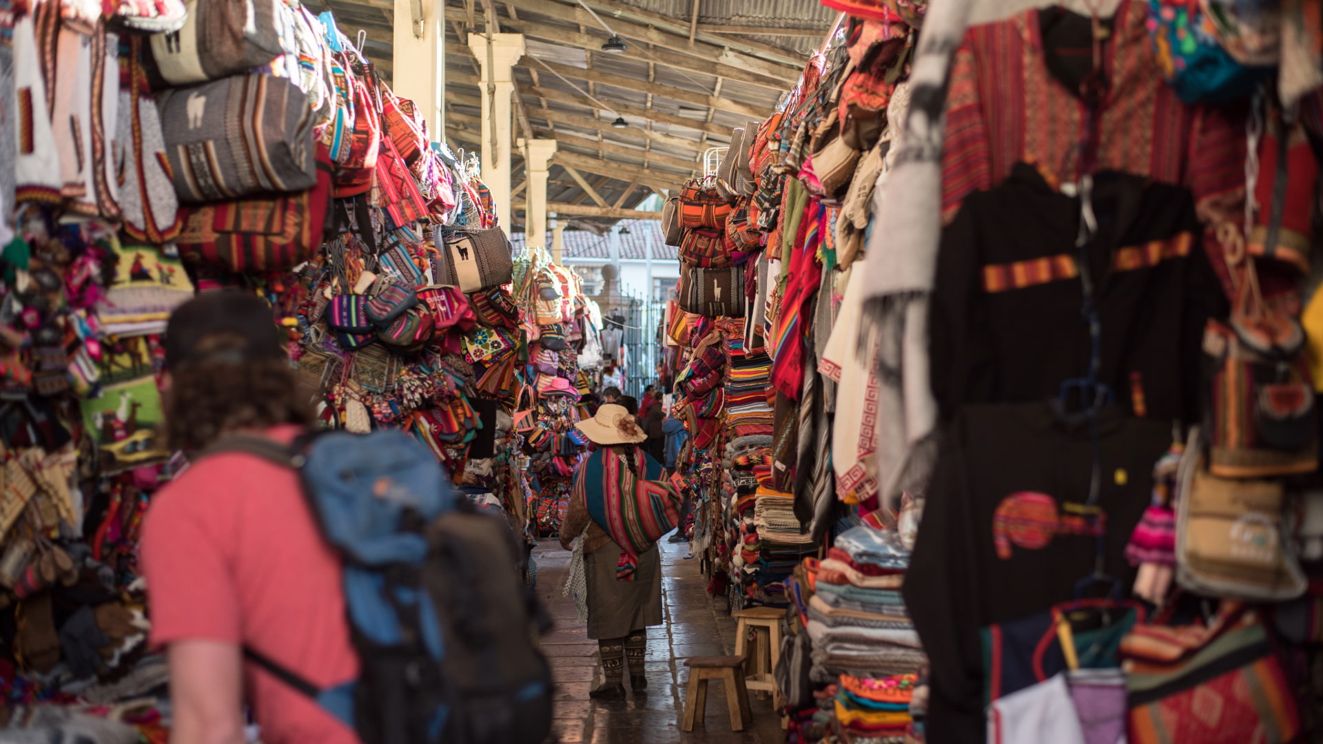 Financial tips for traveling to Cusco and shopping for handicrafts on a budget - Xplor Machu Picchu