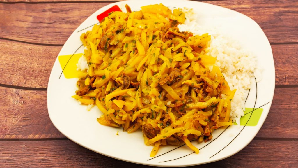 Olluquito with rice, a flavorful Peruvian meal made with finely sliced olluco and beef - Xplor MachuPicchu