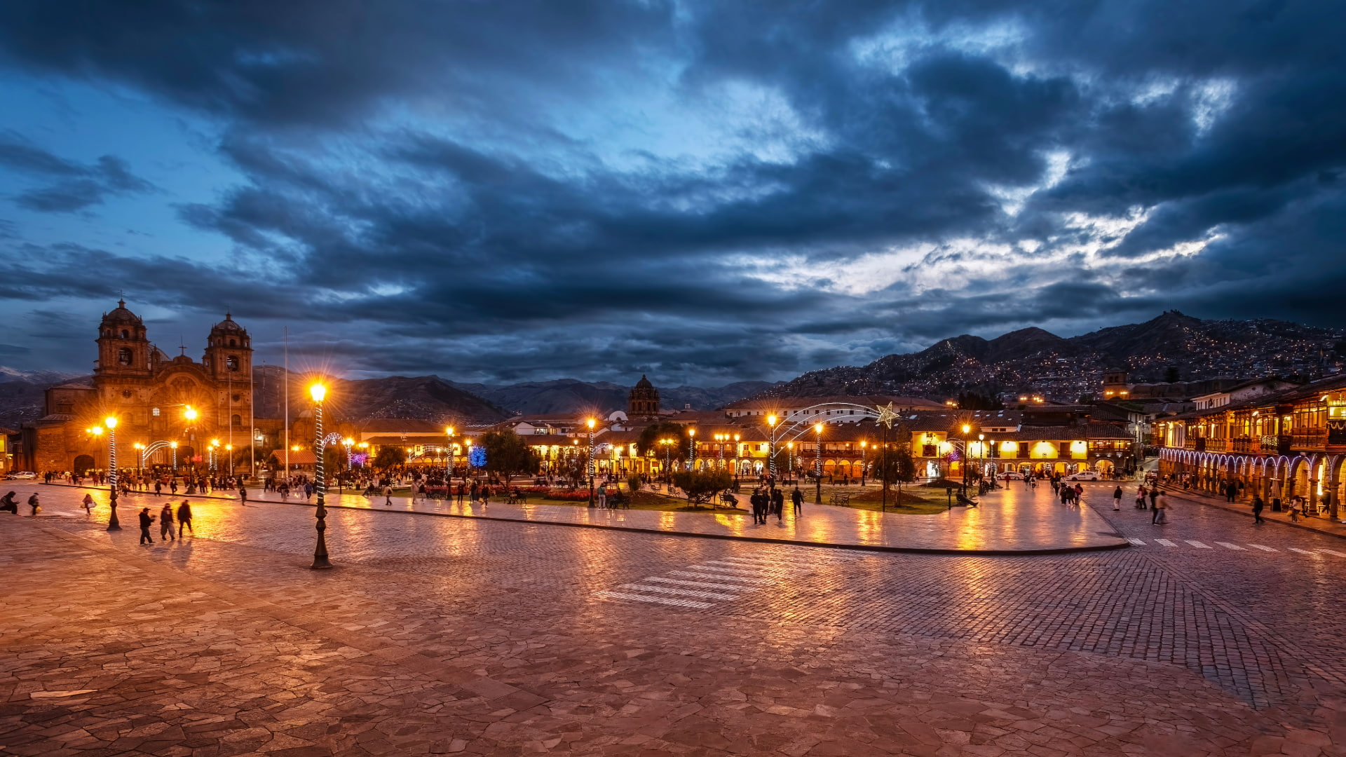 Evening view of Cusco’s Main Square, the vibrant heart of Cusco’s nightlife - Xplor Machupicchu