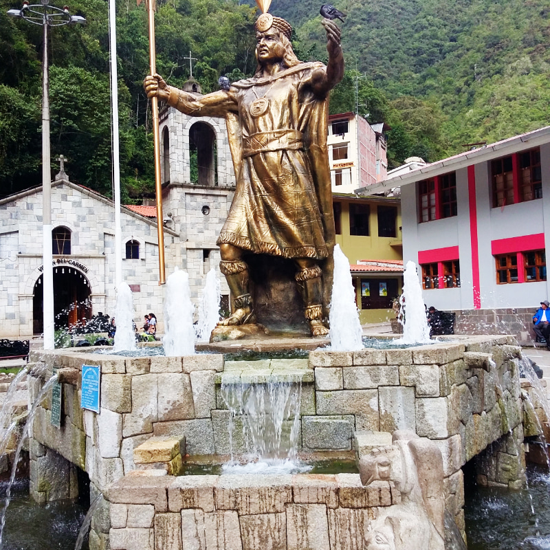 Golden Inca statue on a fountain in Aguas Calientes square, a must-see in the Aguas Calientes Guide - Xplor Machu Picchu